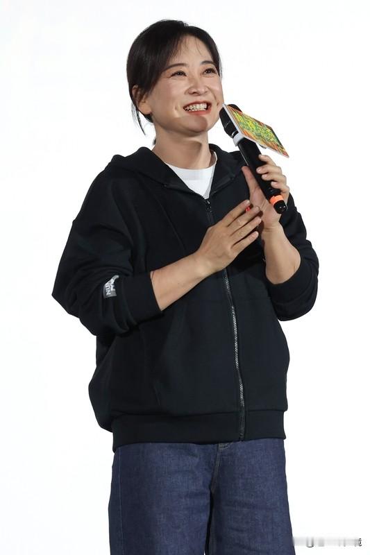 贾玲罕见公开露面又瘦了 8月贾玲以品牌大使身份亮相上海活动，运动风造型...