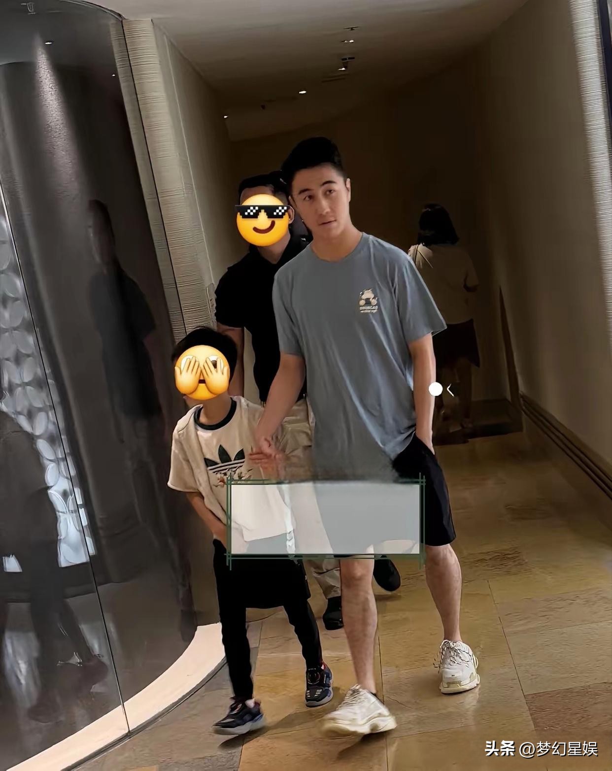 何猷君被拍到带着7岁儿子，在香港太古广场逛街🎈
身后跟着保镖随行。
一身灰蓝色T恤搭配黑色短裤，简单随性。
大手牵小手，走路的样子好有爱，满满的奶爸感～

小家伙身材修长，完美遗传了妈妈奚梦瑶的好基因。
和奚梦瑶结婚后儿女双全，日子过得温馨安稳。
