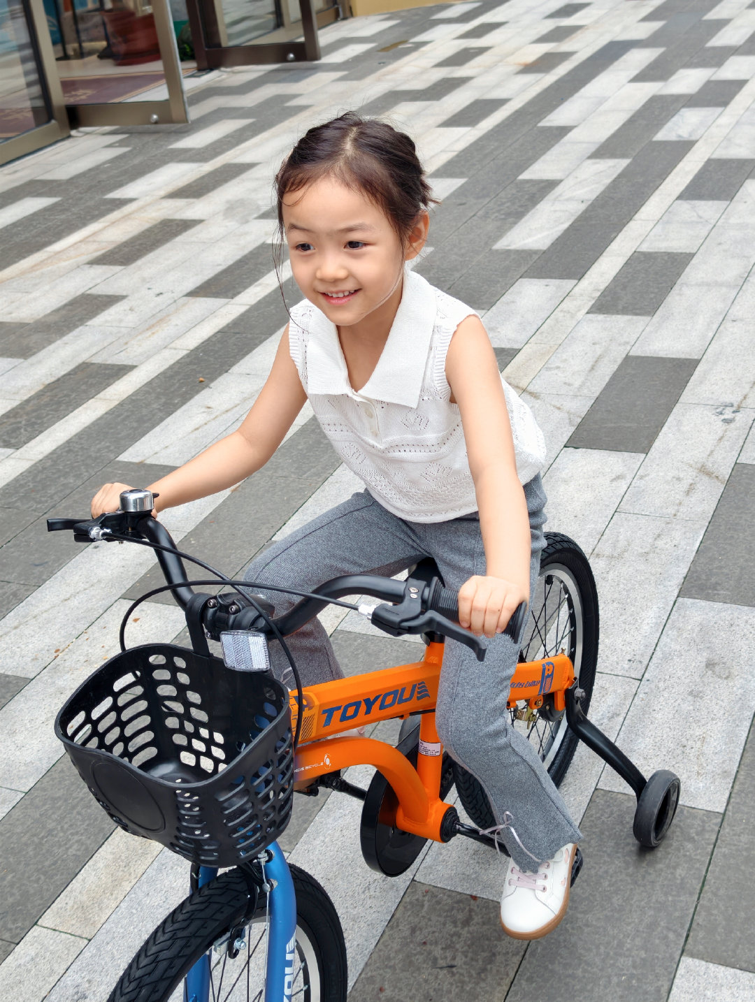 消耗一下体力，小米本来有一辆16寸的自行车，学不会有点气馁，又买了一辆18寸带辅助轮的骑着玩，特别开心～ ​