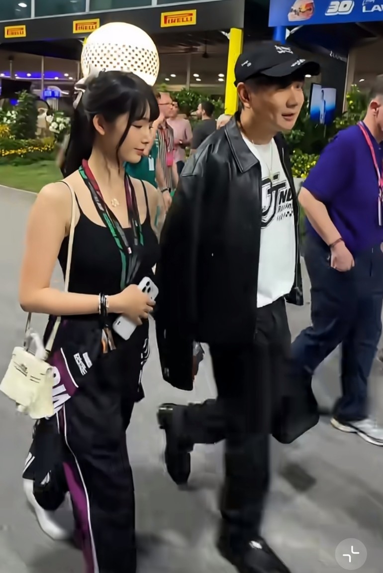 说句不好听的，
这一刻的林俊杰，
一眼就能看出是中年人了。
 
平时舞台上的林俊杰，是万众瞩目的行走的CD，发光发亮，活力满满，活脱脱一位阳光大男孩。
 
可一走到台下人群里，没有灯光加持，也没人专门给他打理造型，整个人一下子松弛了，台上那股提起来的精气神明显弱了不少。
 
不过想想也是，他已经45