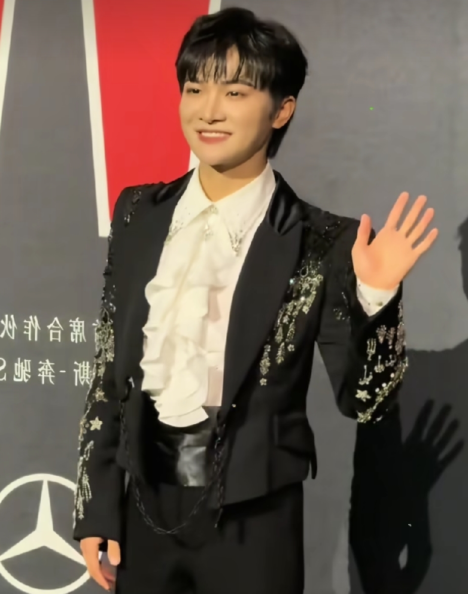 34岁母胎单身又怎样！周深从来不会因为外界催促就妥协，忠于自己真的太酷了！
