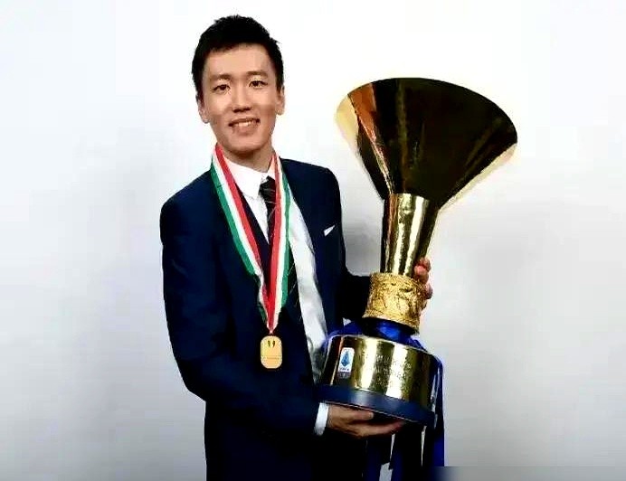 别夸新东家会算账了。国米连赚三年，打的全是前任留下的满级号。

马洛塔这群操盘手，是张康阳当年挨个敲门签回来的。阵眼巴斯托尼和劳塔罗，也是前东家拍出三千多万和两千多万欧元现款硬砸下的。

后来账上没钱，这套班底硬咬着牙靠卖人回血撑到现在。新财团推门进屋，更衣室和战术板全熟了，接把钥匙直接拎包入住。