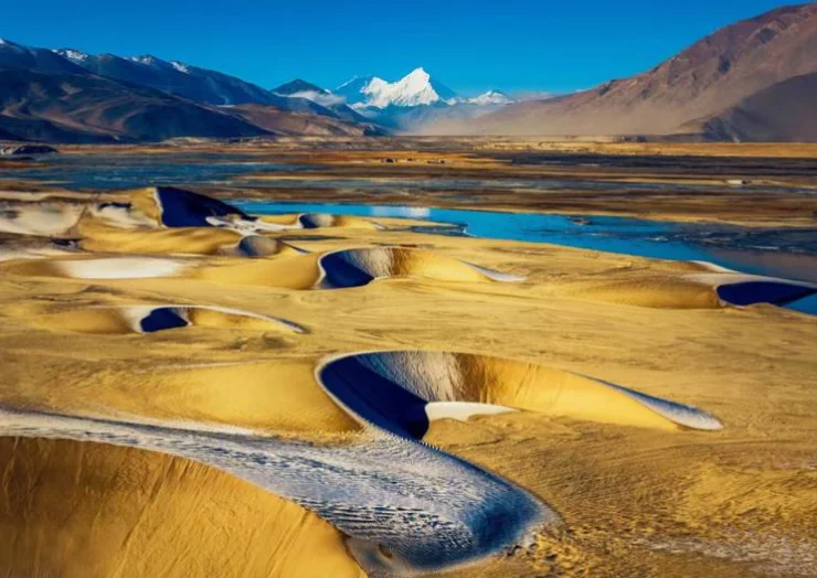 珠峰之下朋曲之畔，十万沙丘