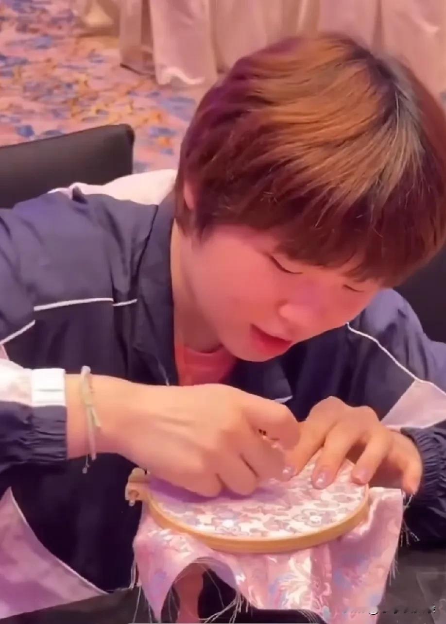 万万没想到，打乒乓球的蒯曼，
私下状态和赛场完全是两种样子！
 
不少运动员出席赛事晚宴，大多扎堆玩游戏、热闹互动。
状态松弛随性，基本都是跟着氛围走个过场。
 
蒯曼这次在澳门冠军赛晚宴，做法完全不一样。
别人扎堆玩乐，她安安静静坐一旁体验传统刺绣。
常年挥拍竞技、主打利落对抗的手，捏起针线格外沉