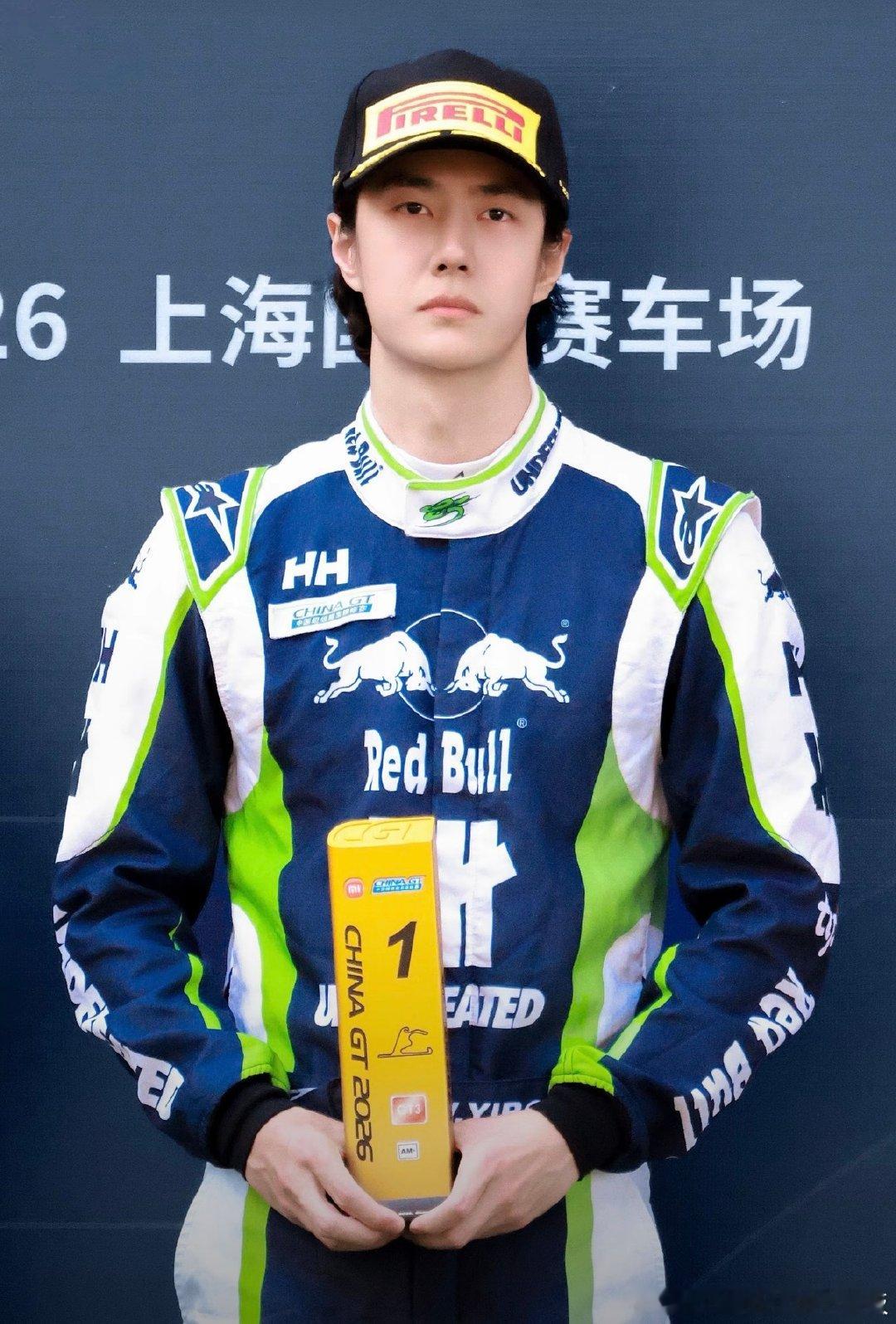 #王一博三场巴黎时装周行程##王一博# 

我博帝依旧闪耀巴黎💚
期待国际巨星的排面💚

#王一博# ​