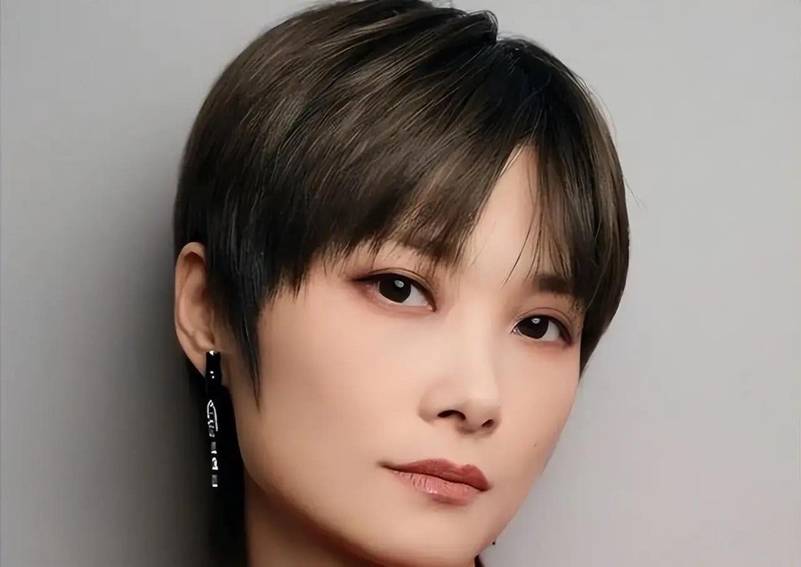 42岁李宇春刚开完北京收官演唱会就拿年度音乐人，脱口秀亲口拆穿“嫁法国老头瘫痪在床”传了二十年的假剧本
9月5日到6日，华熙生物·润百颜ECM中心，票价380到1880五档，李宇春连唱两晚，单场120分钟打底，六大篇章串起三十多首金曲。
肖战的花篮黑金配色摆在门口正中间，贺卡上十个字“春暖艳阳天，岁