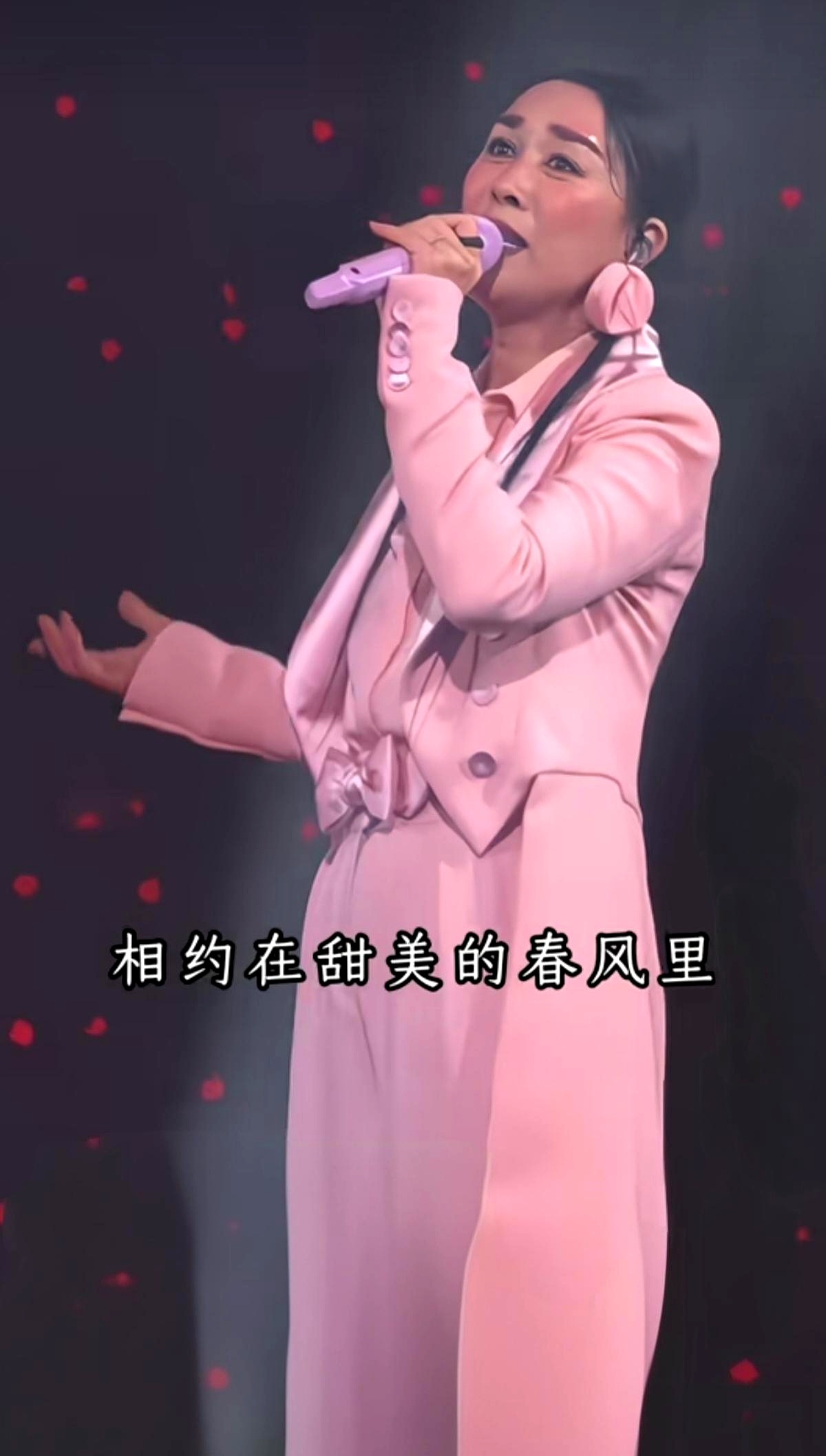 那英南京演唱会开唱，吸取了北京站穿露背被吐槽的教训，特意换上一身粉嫩新装，结果一开嗓，伴奏声大得快把人声全盖过去了
 

五十多岁的人硬裹一身嫩粉，唱着当年的老情歌，台下看着怎么都觉得跳戏。以前在各大晚会全凭真嗓子镇场，如今设备先进了，现场反而吵得让人头疼，满耳朵全是伴奏噪音
 

圈里人脉确实硬，