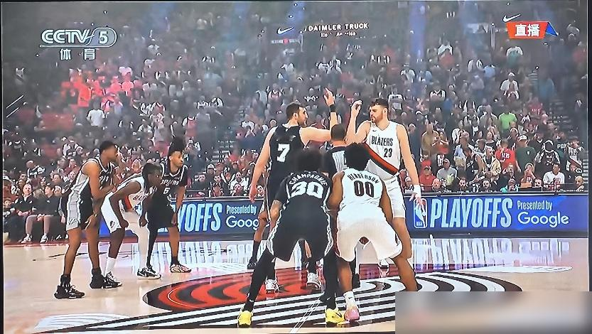 季后赛一声闷响，文班亚马整张脸平拍在地板上，闭着眼趴了30秒，队医冲上...