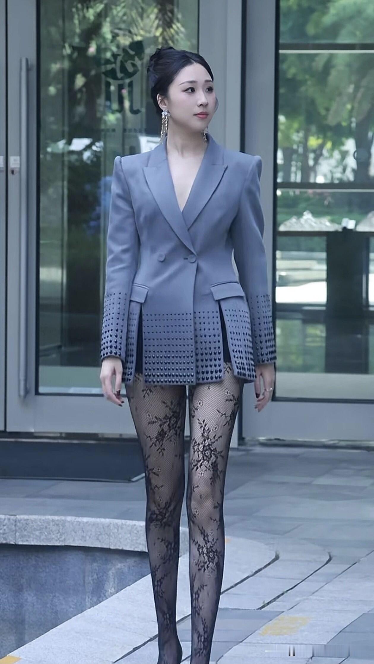 她虽然长得不是特别的美，但她的身材高瘦，仪态端庄，特别是这样笔直的大长...