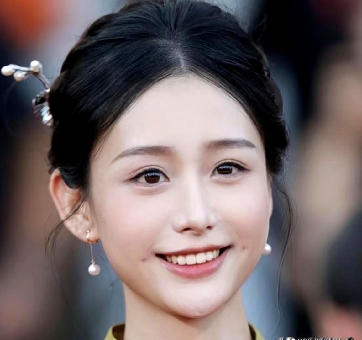 王晓慧前脚刚踏入娱乐圈，千万倍的放大镜就直接怼到了她的脸上。

网友拿着显微镜一寸寸扒她的五官和造型。别喊委屈，这就是端这碗饭必交的投名状。

看看前面的李思潼，谁不是被活生生撕掉素人滤镜，扔在聚光灯下从头到脚筛过一遍的？既然自己掀开了名利场的帘子，就得咽得下这些唾沫星子。

盯着脸看只是开胃小菜。