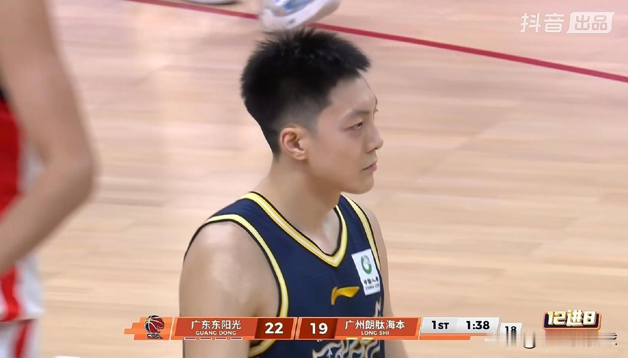 我真为广东东阳光球星胡明轩感到尴尬！在今天广东东阳光主场迎战广州朗肽海...