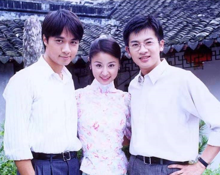 湾区升明月晚会！何书桓、如萍、杜飞时隔25年合体，前奏一响直接破防[烟花][烟花][烟花]
 
湾区升明月晚会的舞台，总能给观众带来意想不到的情怀暴击。当古巨基、林心如、苏有朋并肩站上舞台，何书桓、如萍、杜飞三大经典角色梦幻同框，一曲《情深深雨濛濛》唱响，瞬间把屏幕前无数80、90后拉回童年追剧的夜