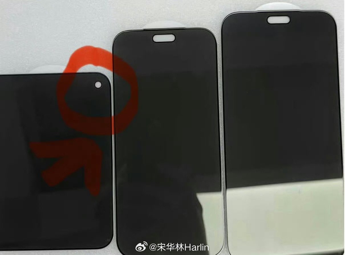 #iPhoneUltra正面首次曝光#最新iPhone Ultra折叠屏真机照，内屏是打孔，外屏是顶部居中打孔，没有大药丸的大挖孔灵动岛，也不是屏下3D人脸识别，是侧边指纹识别，它应该是今年春节之前都会非常非常紧俏的一部机器。 ​
