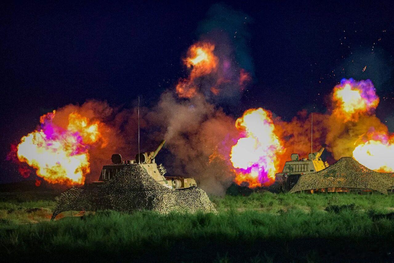 近日，西部战区陆军部队官兵真打实备淬炼打仗硬功，持续掀起实战化练兵热潮。让我们直击演训一线，一起去看！#实战化训练# ​