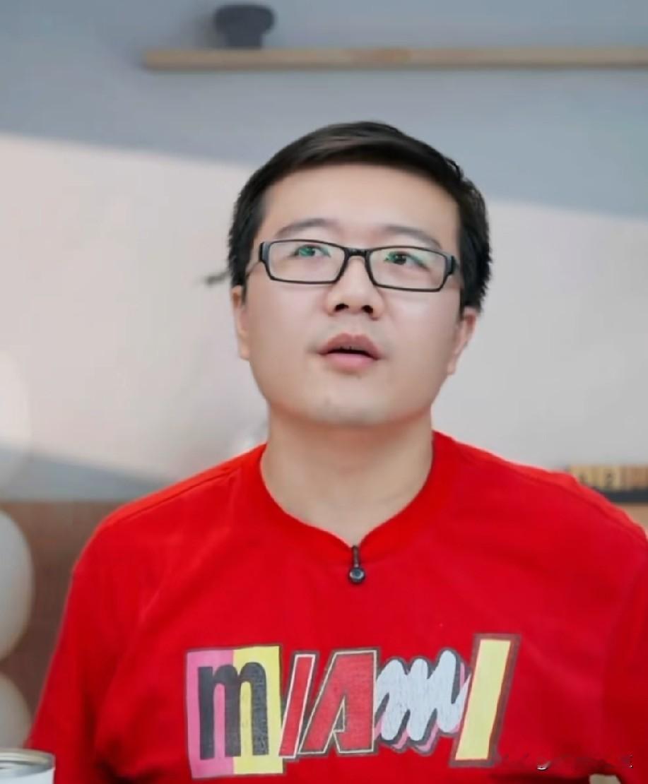 孙颖莎和王曼昱为什么比别人高半挡？莱维说出了两人最新战术！

他说:瑞典大满贯，
鳗鱼开始用正手进攻了，
这可是她的弱势！

同样莎莎弱点的反手，
美国大满贯，
她开始频繁用反手进攻！

只要孙颖莎不受伤，
王曼昱体力充沛，
她俩比别人高半挡，
他们开始用劣势战术赢球了！

但是其他球员缺点很明显，