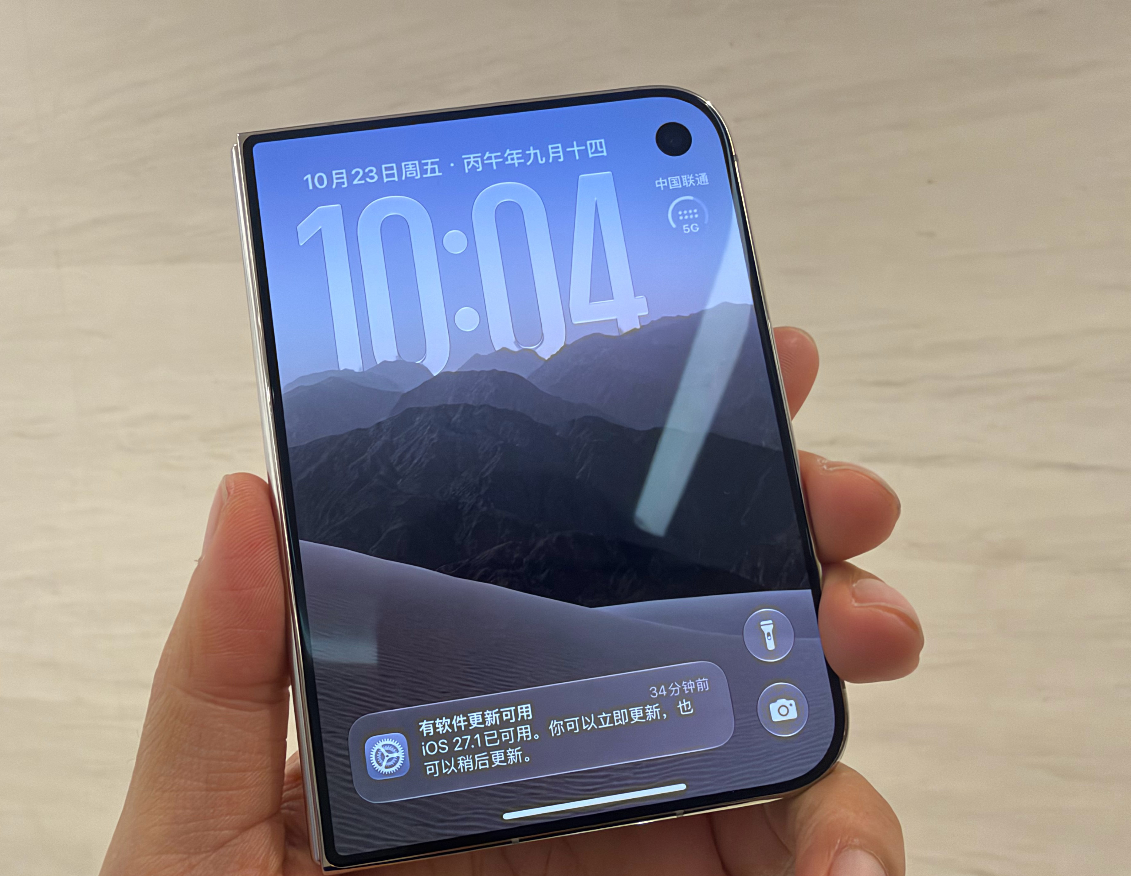 【博主展示iPhoneDuo折痕】科技新一说感受一下iPhoneDuo折痕 10月23日消息，苹果折叠屏新机iPhone Duo今日正式开启首销，不少提前下单的用户已经陆续收到了新机。

博主“科技新一”新机到手后，表示：iPhone Duo到手！大家感受一下折痕。