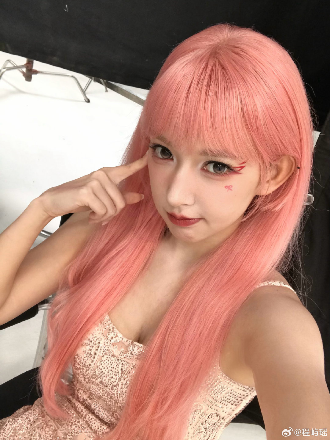 #程潇[超话]##程潇的冰粉卖爆单了#cx#程潇星瞳嘉人破次元同框#cx#程潇蓝发造型#

我永远不会抛弃舞台，因为我最爱的，还是在舞台上心无旁骛唱跳的那个我。

​