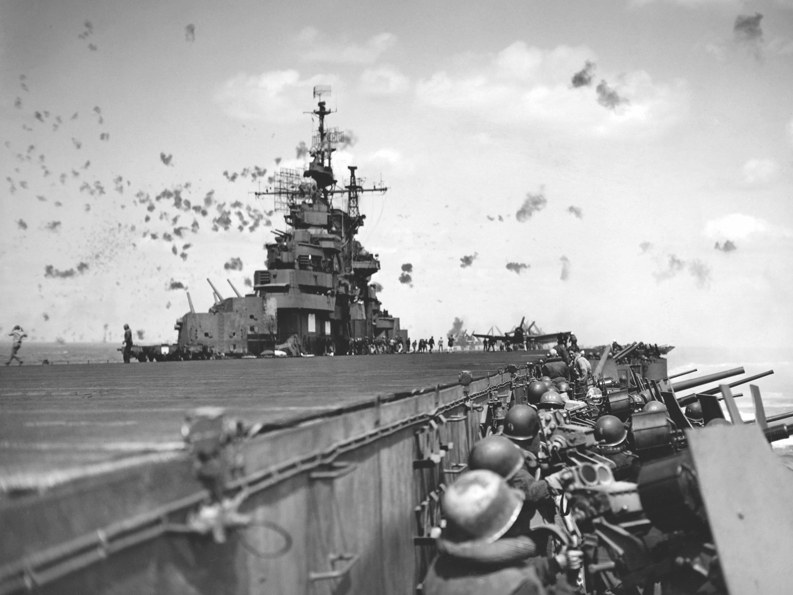 1945年4月11日美国海军CV-9 USS Essex埃塞克斯号航空母舰抵御日军神风特攻队攻击。在这次空袭中，15时07分一架神风特攻队飞机坠入航母一侧附近的水中，严重损坏了油箱和舷车。爆炸造成33人死亡和同样多的人受伤。