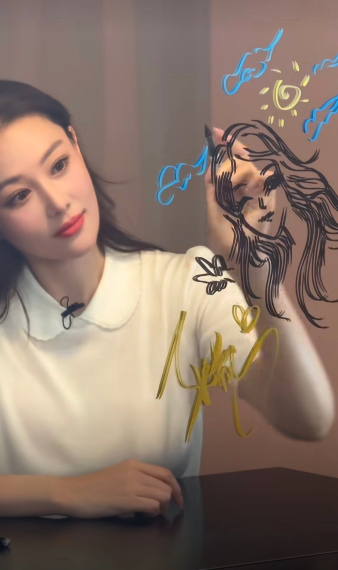 我好奇去查了张馨予的画画底子，
不查不知道，一查我整个人都服了，
人家这手画功，根本不是节目里临时秀的才艺，而是从小练到大的童子功。

张馨予早年在综艺访谈里亲口说的，爷爷是水粉画家，从小耳濡目染，所以她很小就开始学画画，年少时拿过全省绘画第一名，全国比赛也拿了第三名，后来还专门去法国进修过。

更