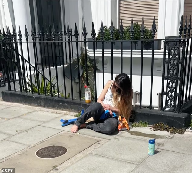 重点是这个人吸食可卡因，在大街上昏迷，旁边还有一个男的也吸食了可卡因四仰八叉。3岁小孩大半天没人管！

² 英国的法官以“疏忽照料儿童”的罪名惩戒她。联合国UNODC今年份的全球毒情报告刚发布，可卡因、冰毒在海外“欣欣向荣”！这就是一个可以管窥一豹的案例！全欧