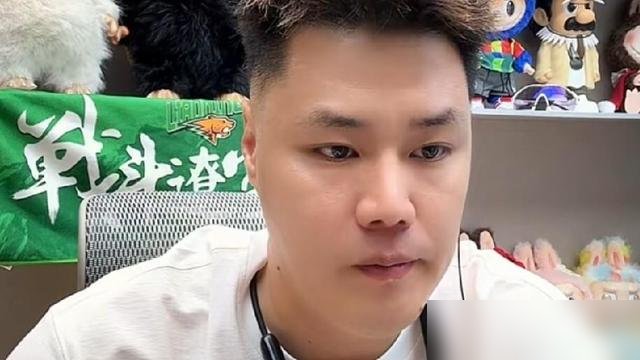赵继伟被按在替补席，一堆人骂教练不会用人，结果贺天举一句话把底裤掀了。
右膝反复积液，左膝半月板旧伤，腰椎间盘突出顶着神经疼，右踝二级软组织损伤，环状软骨骨裂，最近又添了手腕挫伤。就这身子骨，场场首发硬扛四十分钟，季后赛直接报废。
乌戈让他带第二阵容，不是贬他，是保他。控制出场时间，避开对面最强