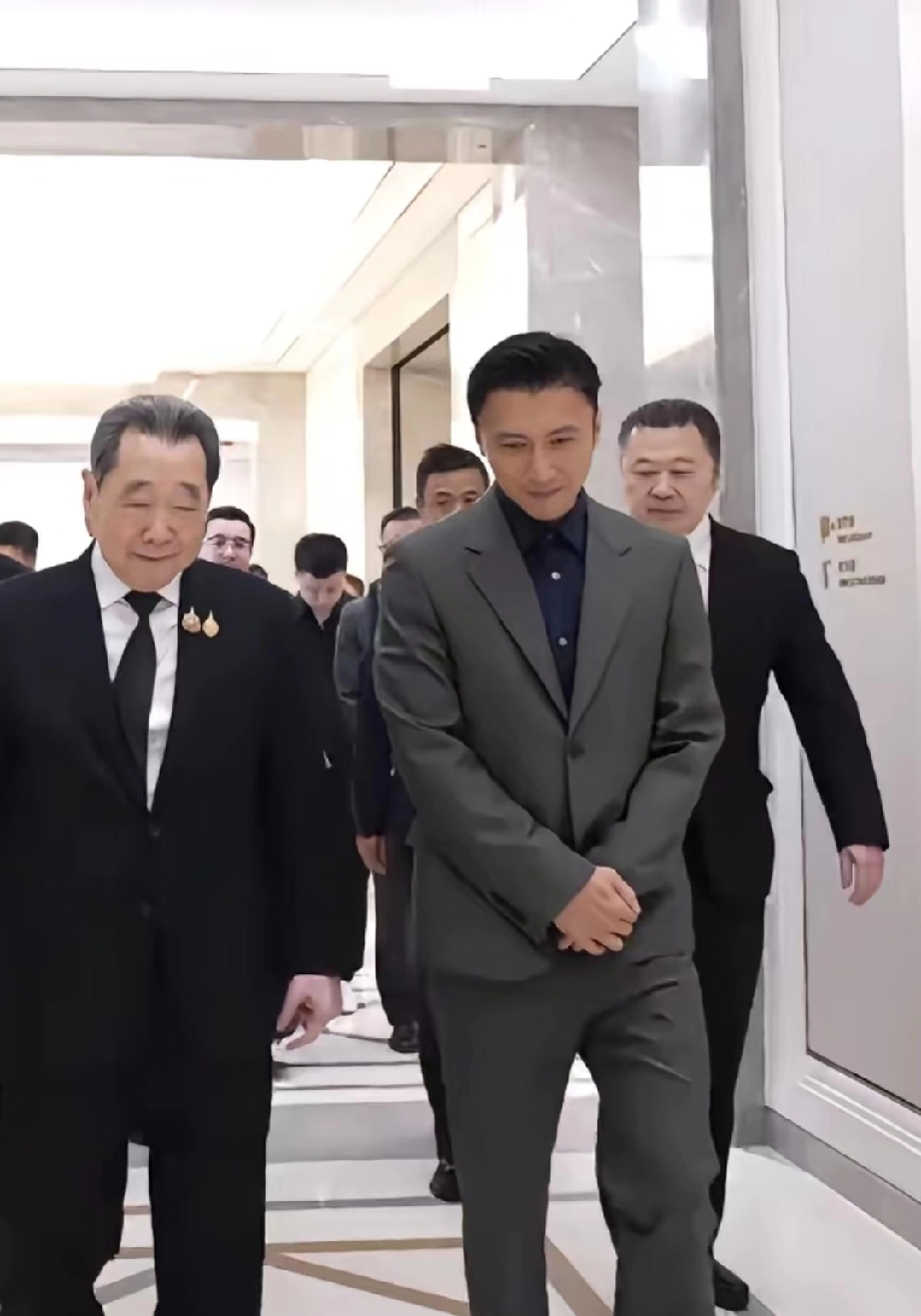 难怪王菲离不开！

难怪王菲离不开谢霆锋，浪漫又会搞事业的男人真不一样！

刚过去的七夕，本以为锋菲会有甜蜜约会，却没见谢霆锋跟王菲过节，原来他是搞事业去了，谢霆锋除了会唱歌，还会做美食，七夕当天他和正大集团的负责人一起亮相，看样子是要拓展自己的美食业务了。

谢霆锋一身灰色西装，加上休闲运动鞋，霸