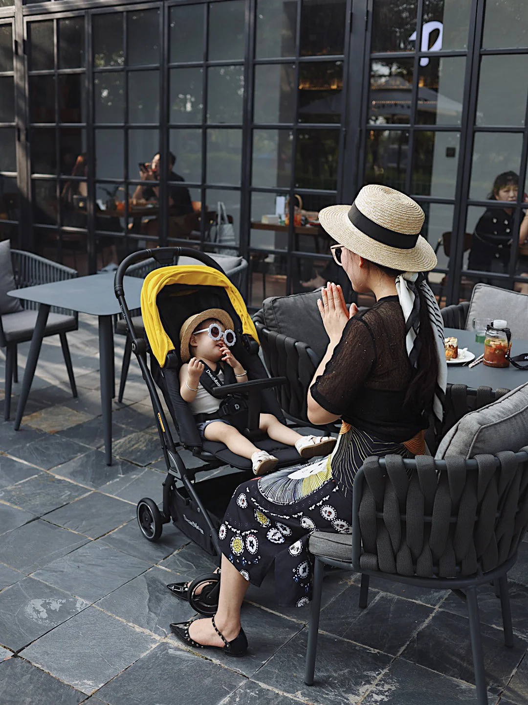 推上dearmom双向推车，带娃出去喝下午茶啦☕️