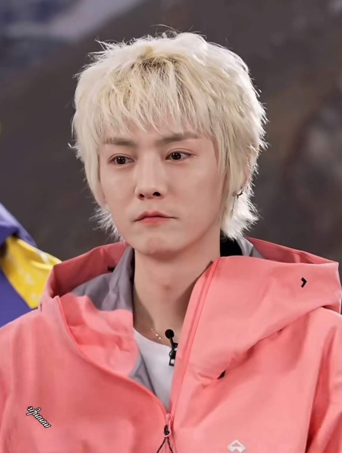 原来我们都错怪鹿晗的造型师了，
并不是人家设计的发型不好，
而是因为鹿晗正在养头发，这是特意戴的假发。

鹿晗昨天空降运动服饰品牌拓路者直播间，一上来他的发型就引起了网友的关注，这也太丑了，一点也没有鹿晗的样子了。

很多网友都吐槽鹿晗该换发型师了，说把这么好看的鹿晗整成这样！

鹿晗当晚就发了微博