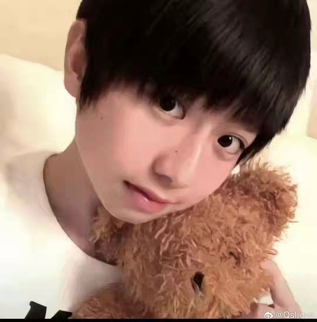 #蔡徐坤[超话]#  想穿梭回你的童年 告诉哭泣的你 未来会有很多人爱你 包括我 ​