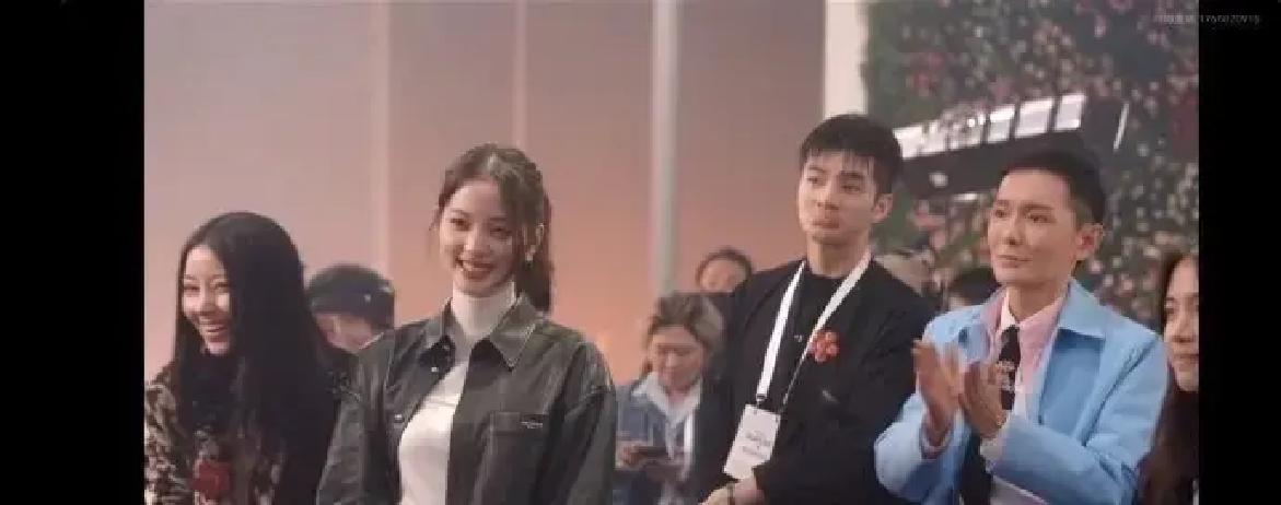 欧阳娜娜用事实证明，有些艺人只要彻底焊死在幕后，路人缘立马就能逆风翻盘。
当年一句“鹿小葵”被全网追着群嘲的画面还历历在目，谁能想到这次时尚大秀，她直接退居幕后当起了创意总监顾问？
不仅没掉链子，甚至还玩出了花样。
红毯上那些千篇一律的定点摆拍早看腻了吧？她自己上场时拿了个红色气球，砰的一声炸
