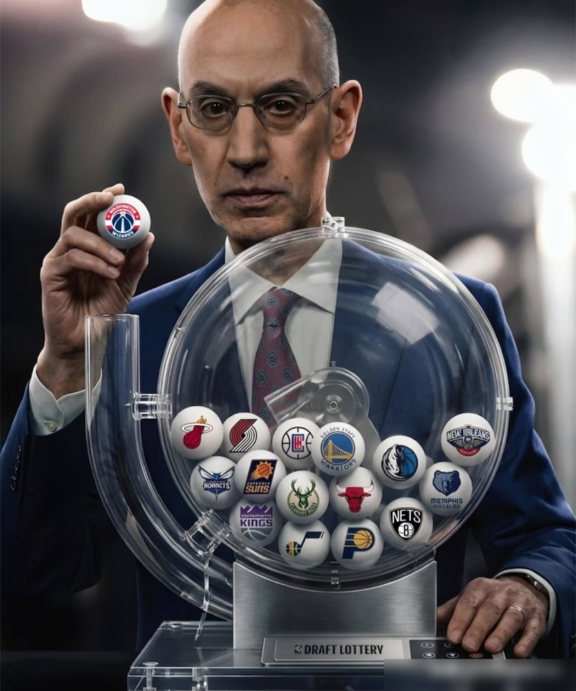 萧华压根不想让NBA再出王朝，奢侈税高压线就是专门拆队的。雷霆夏天刚夺冠，扭头就把多特、维金斯、乔全送走，就为躲税。自2018年勇士之后，NBA已经换了8个总冠军，卫冕越来越像奢望。苏群把话说透了：王朝时代听着风光，其实只有1/3球队赚钱，剩下的全是陪跑。现在NBA是金融产品，老板要的是每支球队都有