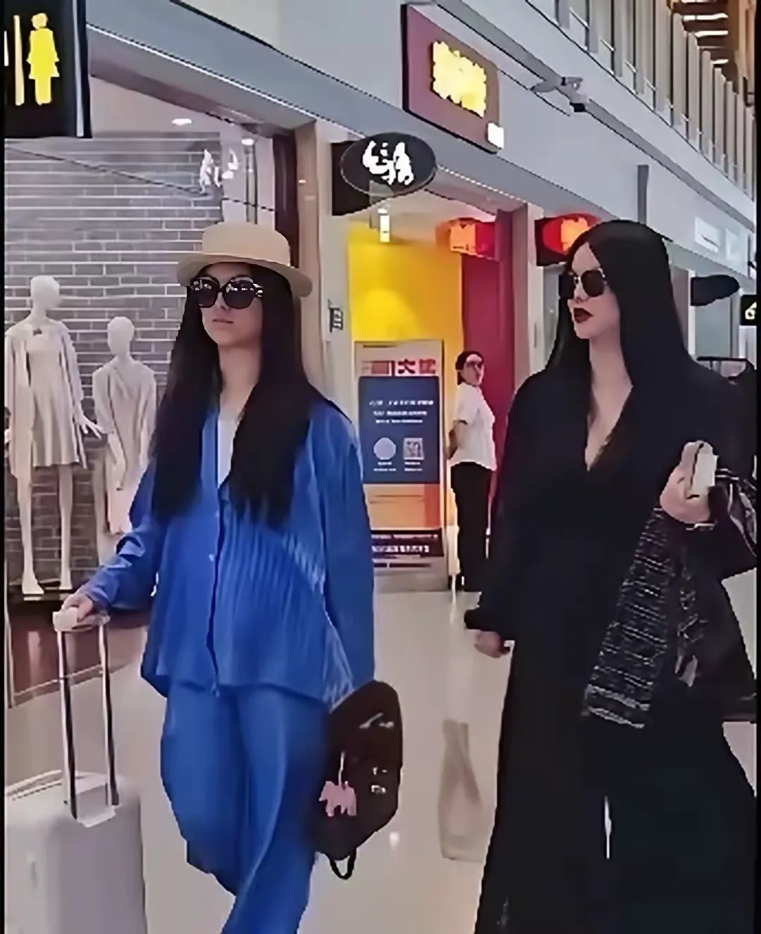 李湘带女炸街！暴瘦20斤自己拖箱，这才是顶级富养