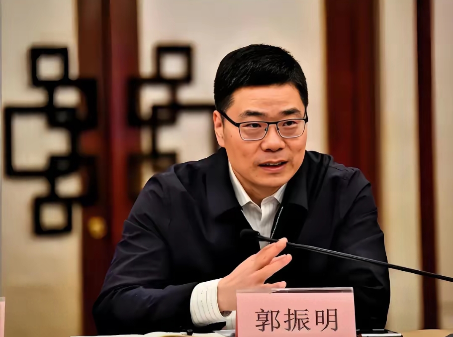 【男女篮折戟亚运！郭振明点出三大核心问题】
本届亚运会，中国男篮、女篮成绩都未达到预期，两队双双无缘决赛，中国篮球迎来一次沉重的考验。近日篮协召开总结大会，篮协主席郭振明在会上复盘本次失利，点出三大关键问题。
第一，队伍在亚洲杯取得不错成绩后心态浮躁，出现松懈轻敌的情况。第二，球员大赛抗压能力不足，