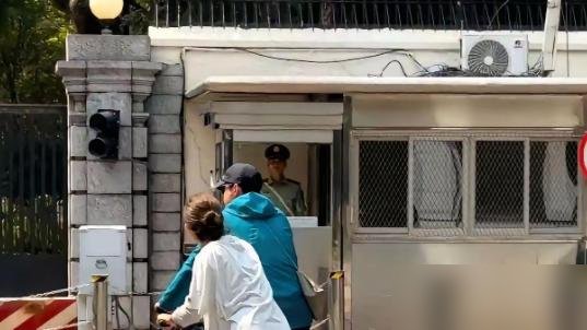 胡歌老婆又被曝生了，二胎是个儿子。没官宣，没辟谣，全网已经默认了。
黄曦宁什么人？以前就是个执行经纪，管胡歌吃喝拉撒的。长相普通，家世普通，放娱乐圈连个水花都算不上。
可人家不声不响，三年抱俩，把“仙剑留守儿童”直接改写成“儿女双全”。
别的嫂子拼曝光、拼资源、拼存在感，她拼的是“消失”。不接