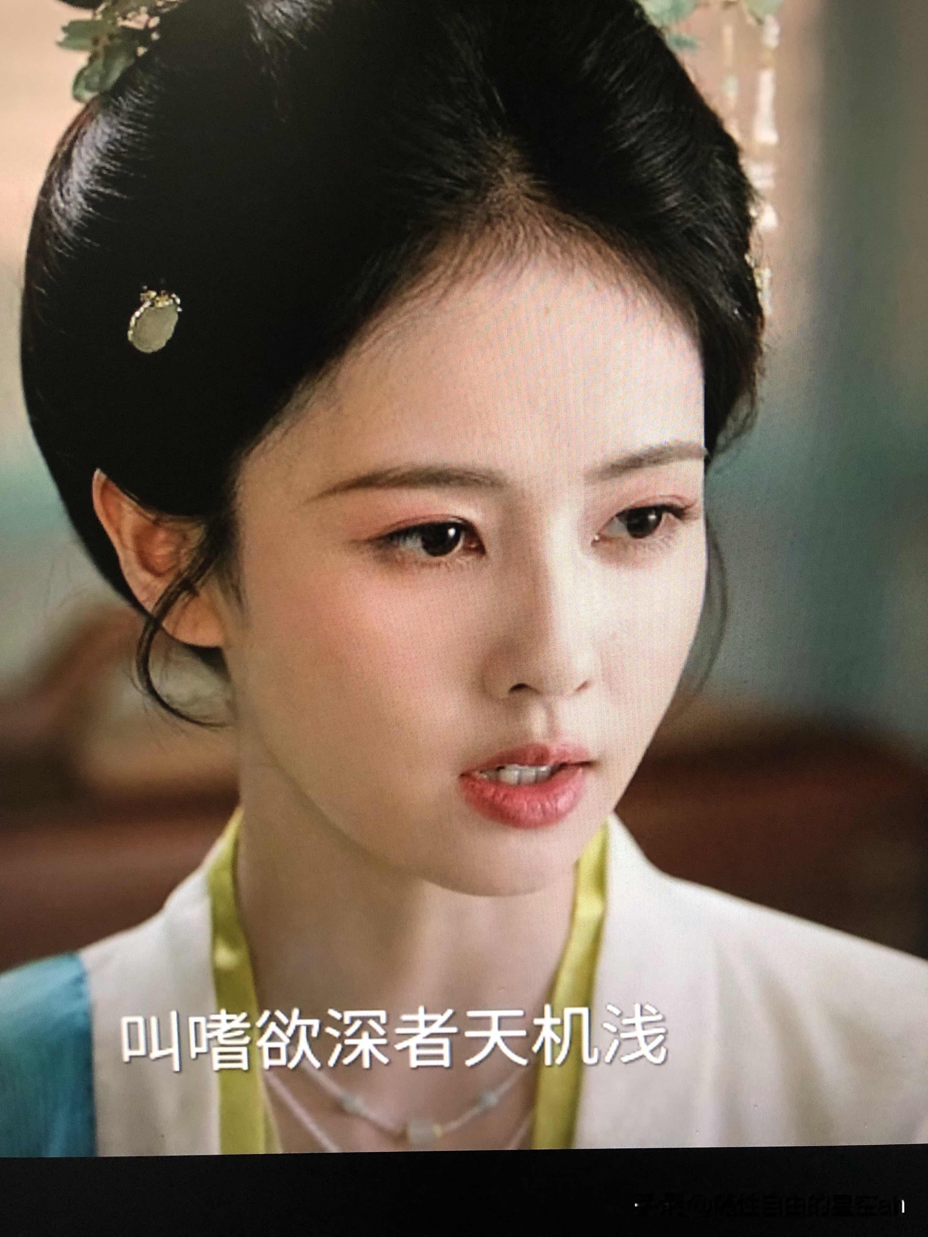 《莫离》中的一句台词分享给大家，出自《庄子 大宗师》：“嗜欲深者天机浅”。
嗜：嗜好、欲望。
天机：不是算命那个，而是人与生俱来的灵性，智慧和体悟能力。
这句话的意思是：欲望太重的人，天生的智慧和灵性就会变浅。
人一旦沉溺于欲望，判断力和自控力就会受影响，灵性和智慧之心被遮蔽，看