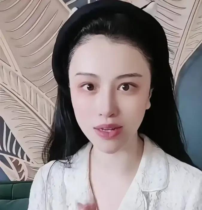 “我要真揣着几个亿，还坐这儿跟你们唠嗑？”

8月份的一场直播里，面对屏幕上密密麻麻追问“是不是真分走刘翔5.5亿”的弹幕，36岁的葛天终于没忍住气笑了

对着镜头直接把这句大白话甩了出去

这可是十年了啊，有些看客硬是揪着人家的前尘往事死咬着不放

说真的，这姑娘背的黑锅也实在够魔幻的

什么假孕