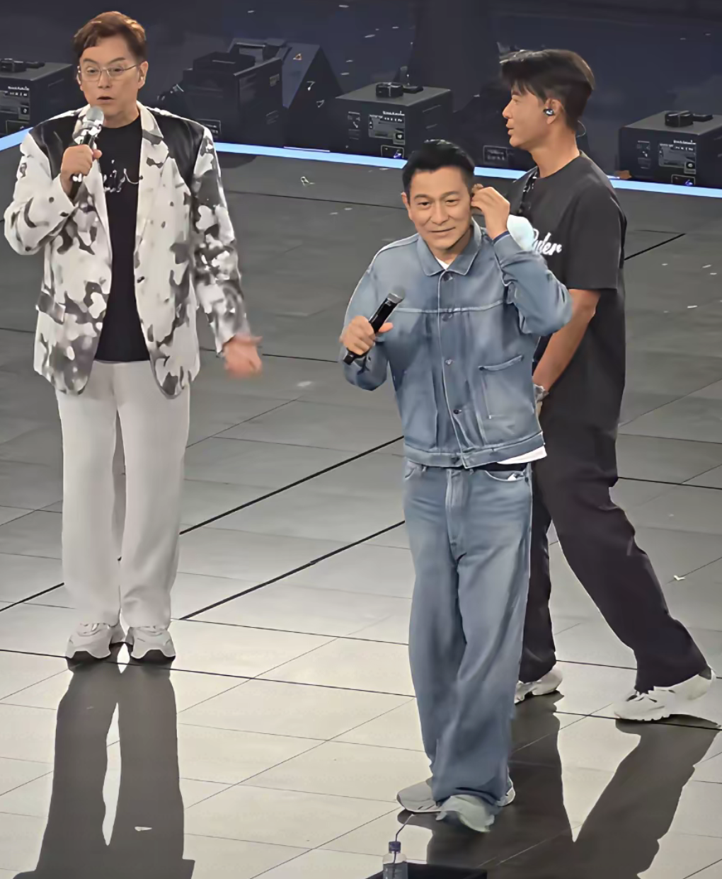 谭咏麟依然宝刀未老 ！谭咏麟世界巡回演唱会终极篇在香港红磡体育馆举行了10场，76岁的谭咏麟在演唱会上活力值拉满 ，全程三个多小时 ，又跳又唱 ， 精神依然饱满 ，演唱会高潮迭起 ！令人十分的敬佩 ！在演唱会的尾场 ，谭咏麟把坐在观众席之中的刘德华与李克勤请上了大舞台，气氛顿时达到最高潮！一片尖叫与