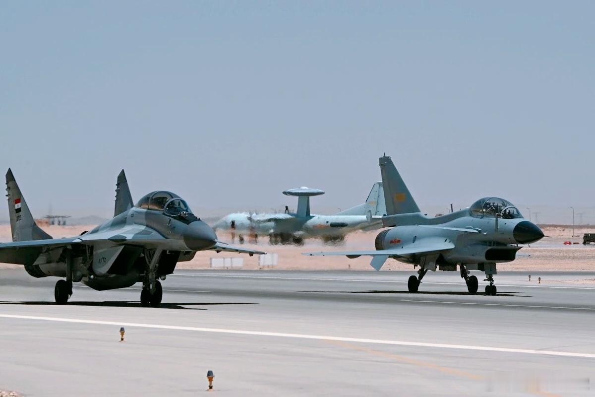 埃及Mig29的出路#每天认识一件兵器# 
尽管埃及有庞大的F16机队，但它和阵风一样备受被鱿鱼游说的欧美制约，目前Mig29是能够对抗以色列空军威胁的最佳选择。毕竟他‌是埃及空军超视距空战的担当‌，该机装备的“甲虫ME”雷和R77-1空空导弹，是埃及空军中‌首款具备超视距攻击能力‌的机型。
尽管是俄制M ​
