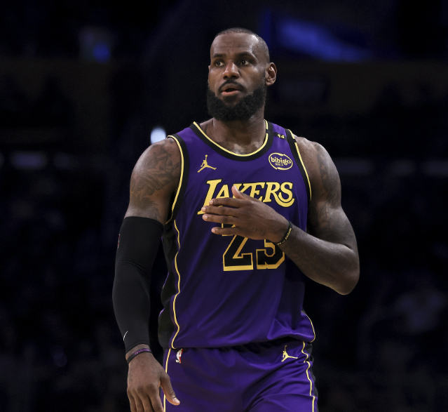 说詹姆斯是蛀虫，湖人没有老詹会更好，这骂的真难听！
近日，之前的NBA状元夸梅布朗在节目中又谈到了詹姆斯。
我敢肯定这个布朗肯定是个詹黑，我发现他的节目好像一直在黑詹姆斯，现在也有新话题了，他说詹姆斯到了这个岁数了还在NBA打球，他就是球队的蛀虫，詹姆斯在湖人的时候，他不愿意承担输球的责任，他也会假