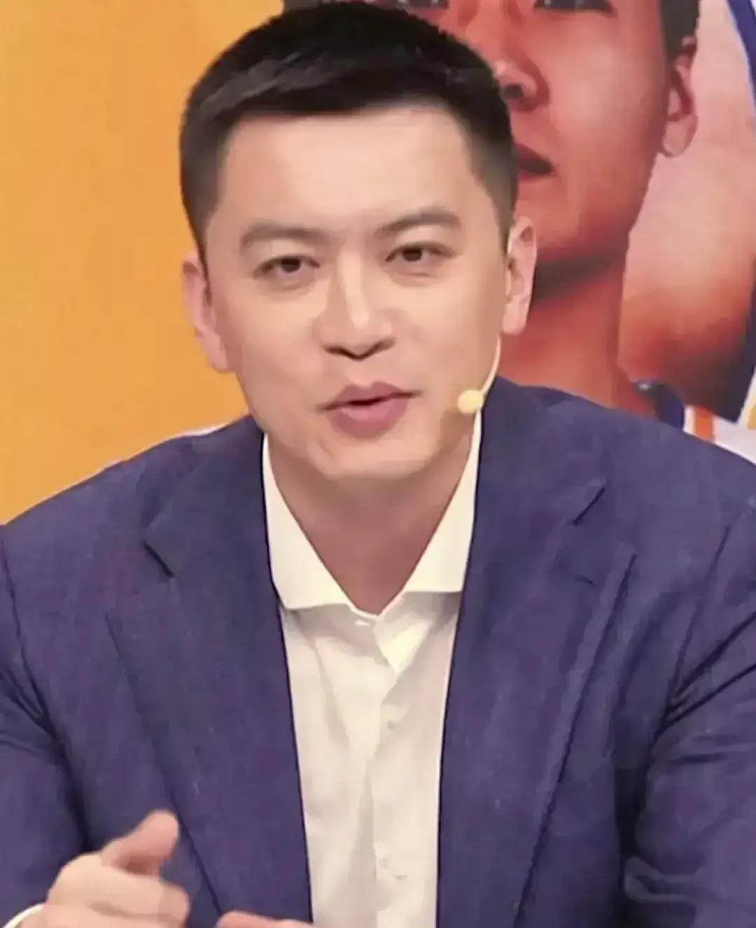 杨鸣在解说席上这番话，算是把广东男篮最后的遮羞布给直接扯下来了。
广东跟上海这场球打完，最扎心的其实不是场上比分，而是杨鸣聊出来的大实话。
他说以前各路队伍碰上宏远，还没跳球呢，光是站在球员通道里，对方那种扑面而来的窒息感就能让人腿软，年轻球员连抬头对视的胆量都没有。
现在呢？当年的十一冠王，