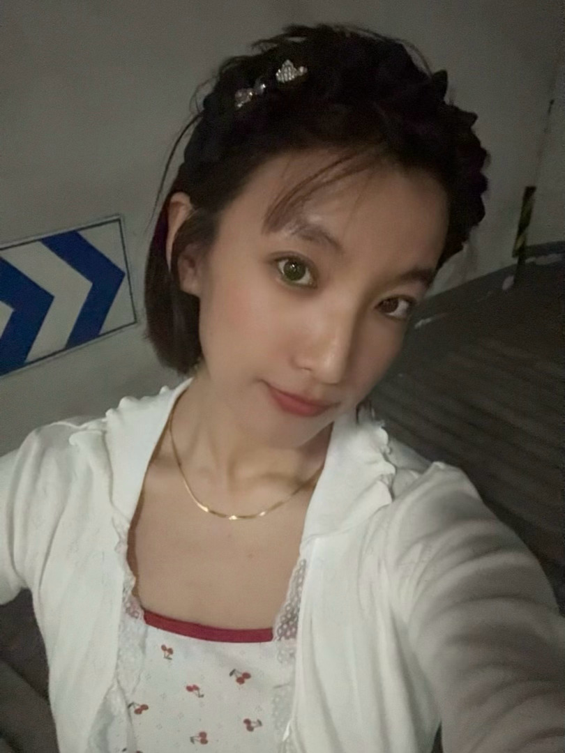 今天上午终于去了慕名很久的皮肤科 
排队三小时问诊两分钟 开了吃上就半年内不可以怀孕的药（医生问有没有备孕打算的时候，我差点笑出声）
从医院出来 饭都没吃 点了一杯红苹果就开始拼豆事业
战绩一般 但胜在静心且有成就感
搞到了九点 去吃深夜海底捞 
等锅底的时候约了教练明天打网球 
e人果然闲不 ​