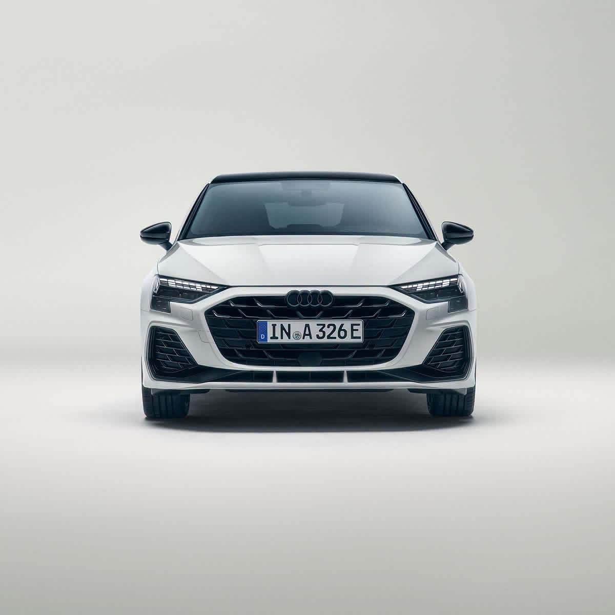最近试驾完奥迪A3 Sportback e-hybrid，才明白有力的表达从来不是靠堆砌参数，全藏在细腻的细节里。
平时通勤纯电模式能跑60多公里，家充一晚上充满，一周五天上下班完全不用碰油，综合加权油耗最低能到1.1L每百公里，电耗也压在12.1kWh每百公里，算下来每个月出行成本才几十块。
坐进
