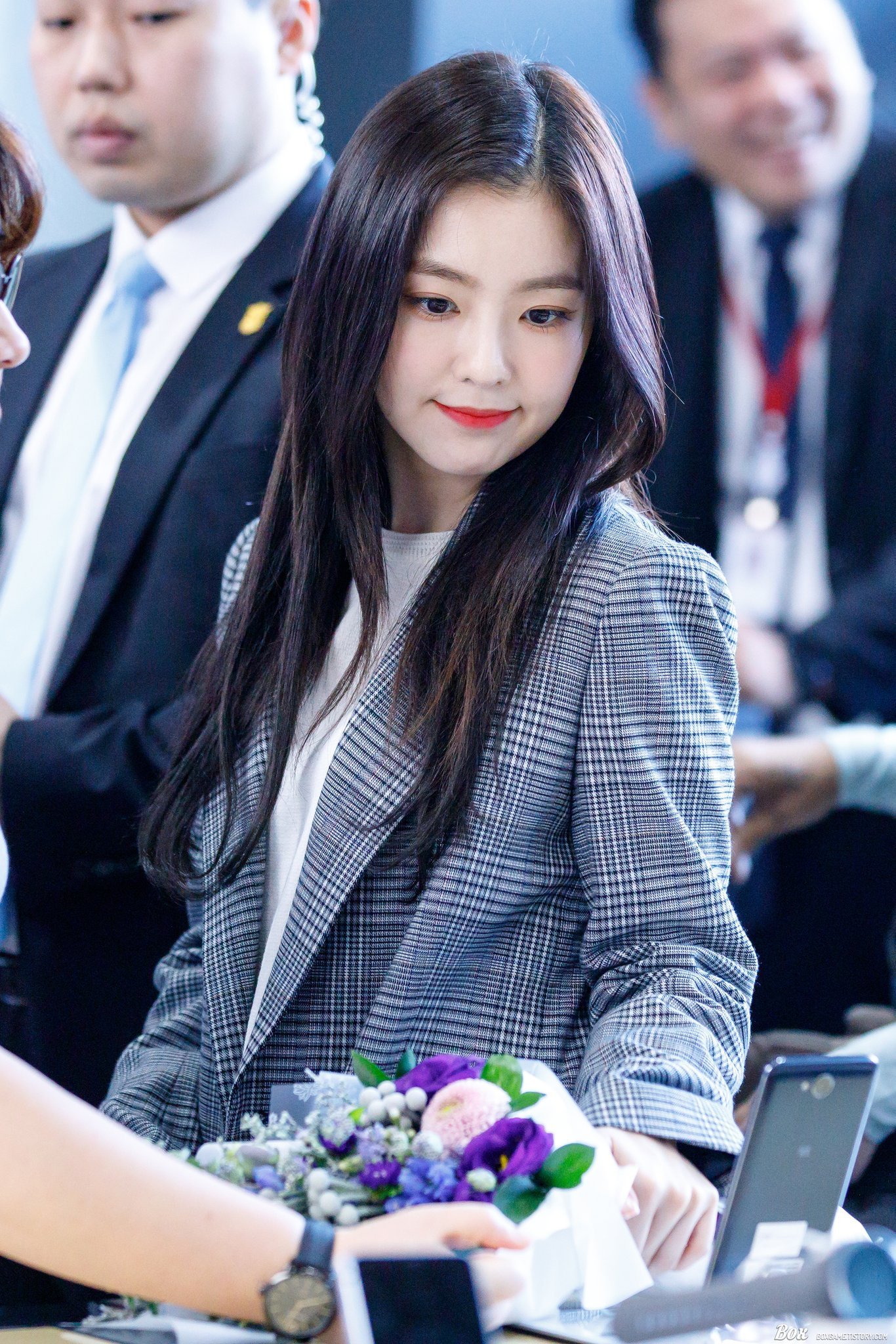 【那年今日】
#Irene[超话]#⏳#与Irene一起的时光旅行# 
170915 三星发布会
©️hydrogen_pic/GoldenSlumber91/box_RV/B329_91

🏆【AAA】
📦【ccl&拆卡补邮】
💬【Bubble审核】
🫧【翻译二群】 
📱个人IG ​
