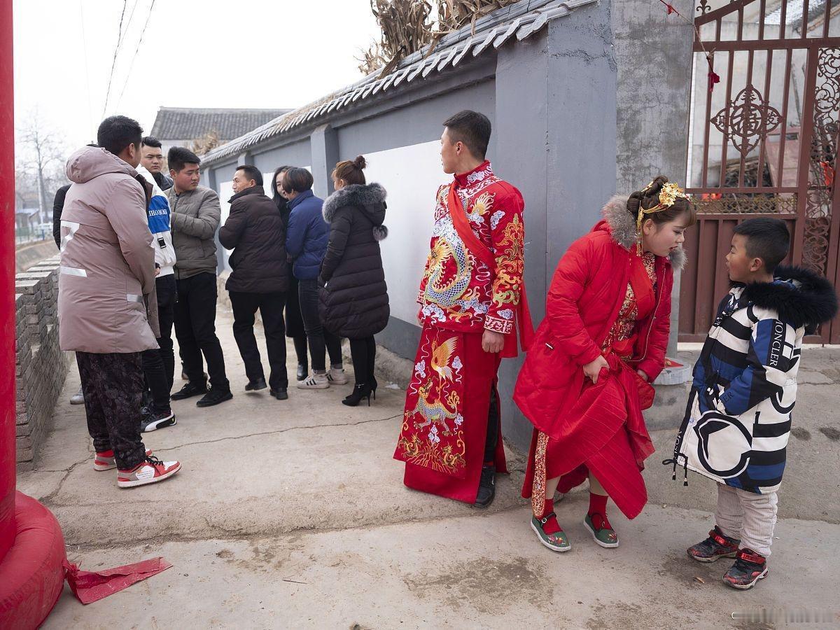 #县城乡镇男生不结婚#今年十一黄金周，县城婚宴市场遭遇罕见寒潮，彩礼涨至28.8万元成主流，折射出县城及乡镇男性正面临“结不起”与“找不到”的双重困境 ​