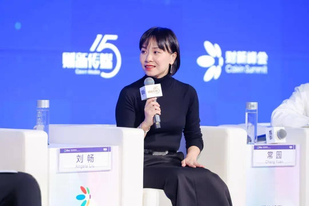 中国商界最狠的套路，往往都披着接班人急于证明自己的外衣。刘永好女儿刘畅接班后三年狂借七百亿冲进养猪业，结果猪价暴跌市值蒸发一千四百亿。
 
（信源：《A 股养猪大户成 &34;新绝望&34;！80 后百亿身家美女董事长碰到难题》南方 +）
 
2013年5月22日，成都，新希望六和年度股东大会，62岁的刘永好辞