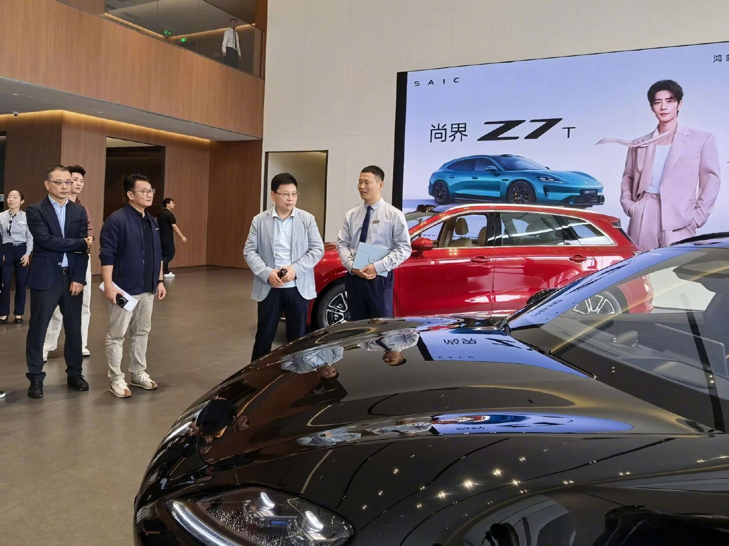 #余承东爆料尚界下一款新车# 余承东刚透露，尚界下一款是中大型家用SUV，方向挺明确，就看实车空间和价格能不能打动一家人了。 ​