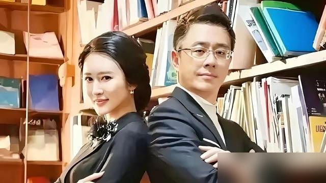 75岁张纪中又被架上热搜了，这回是在东京希尔顿大堂，俩口子全程零交流，场面冷到能结冰。
镜头前杜星霖挺兴奋，宣布要备孕第五胎，目标生个龙太子，说越生越聪明，家庭进入良性循环。旁边张纪中呢？低着头，面无表情，一声不吭，偶尔点个头都像在应付差事。
有意思的是，没两天杜星霖又改口了，说那是开玩笑，顺其
