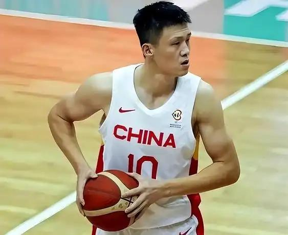 我认为，广东宏远这次把周鹏请回来，最值得看的并不是“老队长回家”这四个字，而是球队大改架构时，主动给更衣室补上一块熟悉的压舱石。
官宣那天我刷着球队的官方账号视频，评论区有个追了球队19年的老球迷，输入框里的字打了又删、删了又打，最后只发了一句“原来更衣室11号的衣柜，从来没给别人用过啊”……
那天