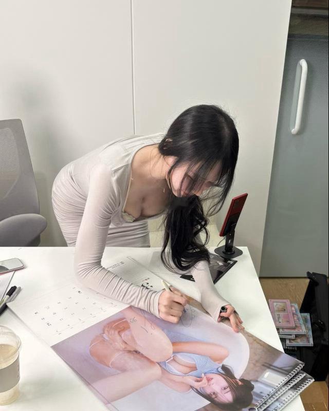 性学家说：“如果你睡遍全世界，会发现一个真相，婚外的男人或女人，再帅再美再有钱，​只要不需要和你柴米油盐，不需要一起还债，​不需要处理孩子教育，老人养老，亲戚关系，
只要负责开心和浪漫，​那么，任何人都很容易让人上瘾。”
出轨的本质，就是你玩腻了自己的另一半，你去找一个被别人玩腻了 ​