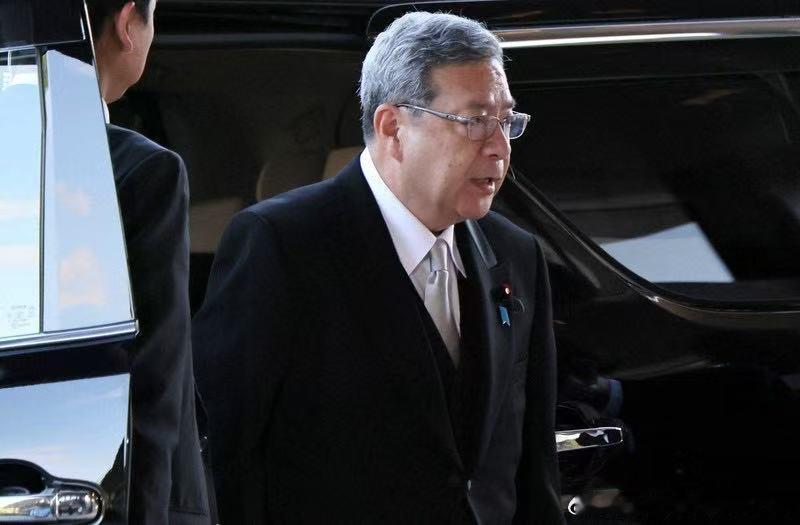 据日本《每日新闻》报道，日本高市早苗内阁全体阁僚17日上午辞职，以进行内阁改组。该媒体注意到，高市早苗任命日本维新会前干事长中司宏担任规制改革担当大臣，中司宏曾在担任大阪府枚方市市长时期因渎职被捕且在法庭上被判有罪。
据报道，2007年，时任枚方市长中司宏在工厂建设招标中舞弊，与投标人 ​
